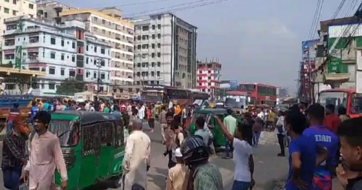 ঢাকা-ময়মনসিংহ মহাসড়কে শ্রমিক অবরোধ