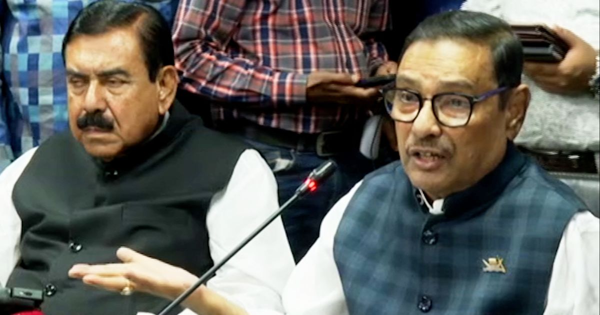 লক্কড়-ঝক্কড় গাড়ি আমাদের উন্নয়নকে লজ্জা দেয়