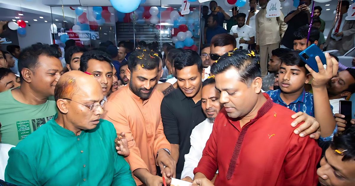 ফেনীতে ‘টপটেন মার্ট’ উদ্বোধন করলেন তামিম ইকবাল