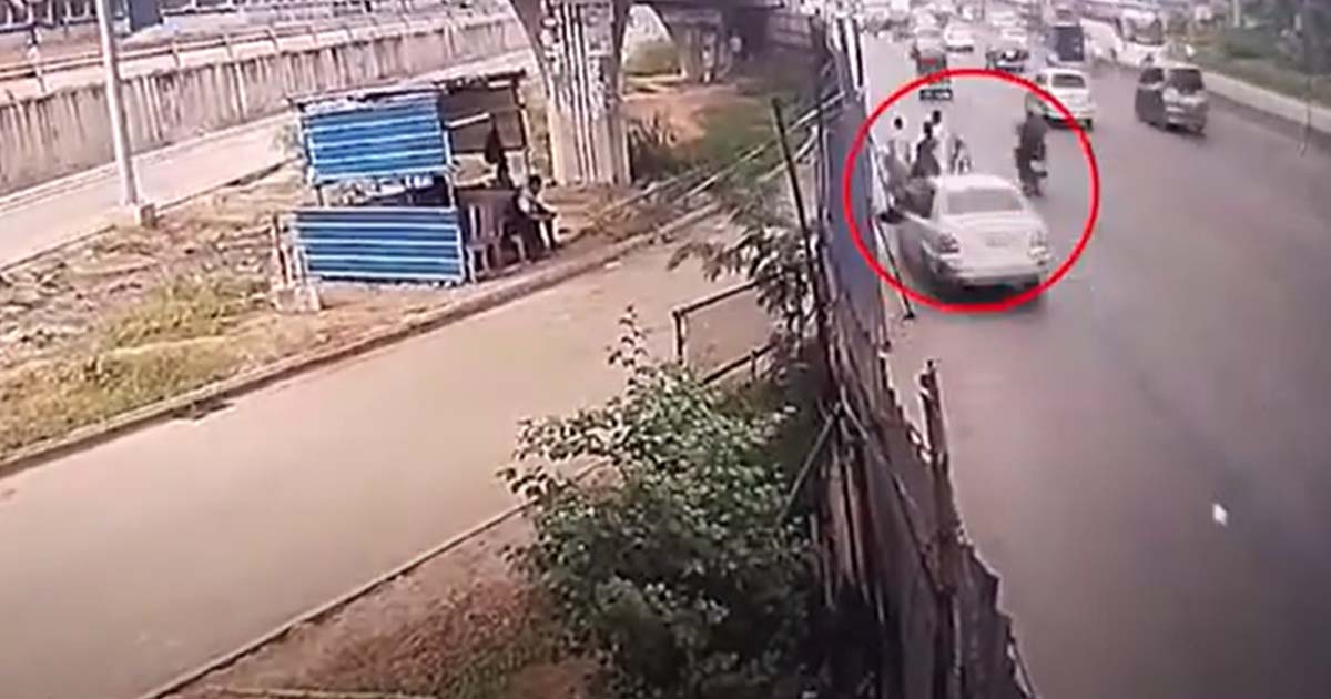 তৃতীয় টার্মিনালের সামনে শিক্ষার্থীদের চাপা দিল প্রাইভেটকার