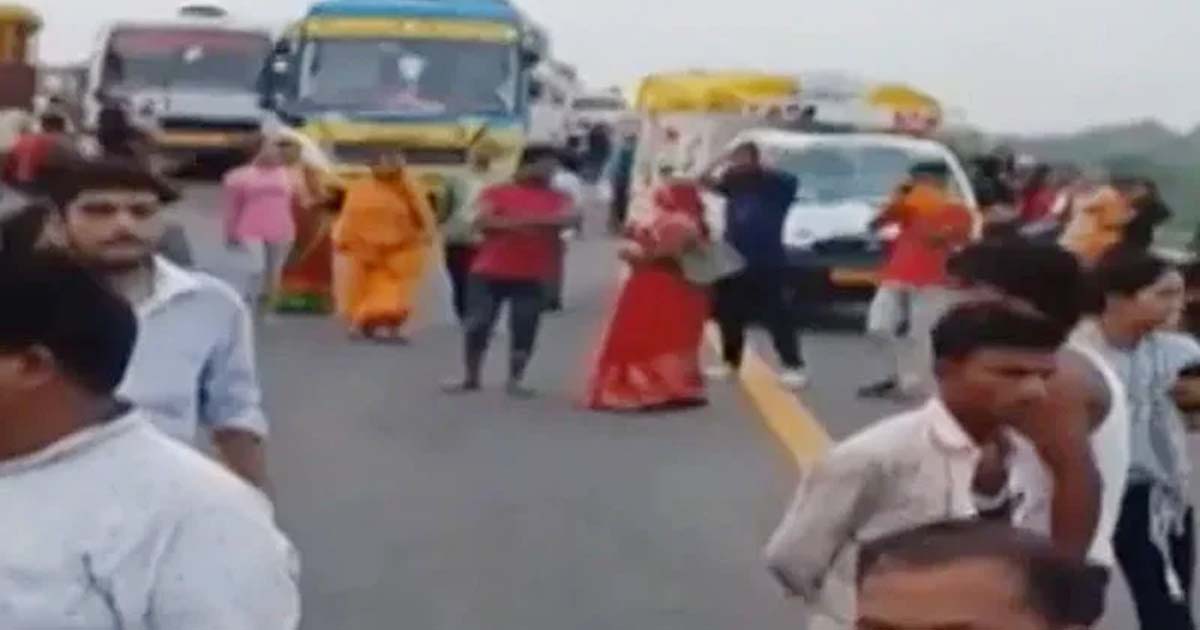 ভারতে দুধের ট্যাংকারে যাত্রীবাহী বাসের ধাক্কা: নিহত ১৮