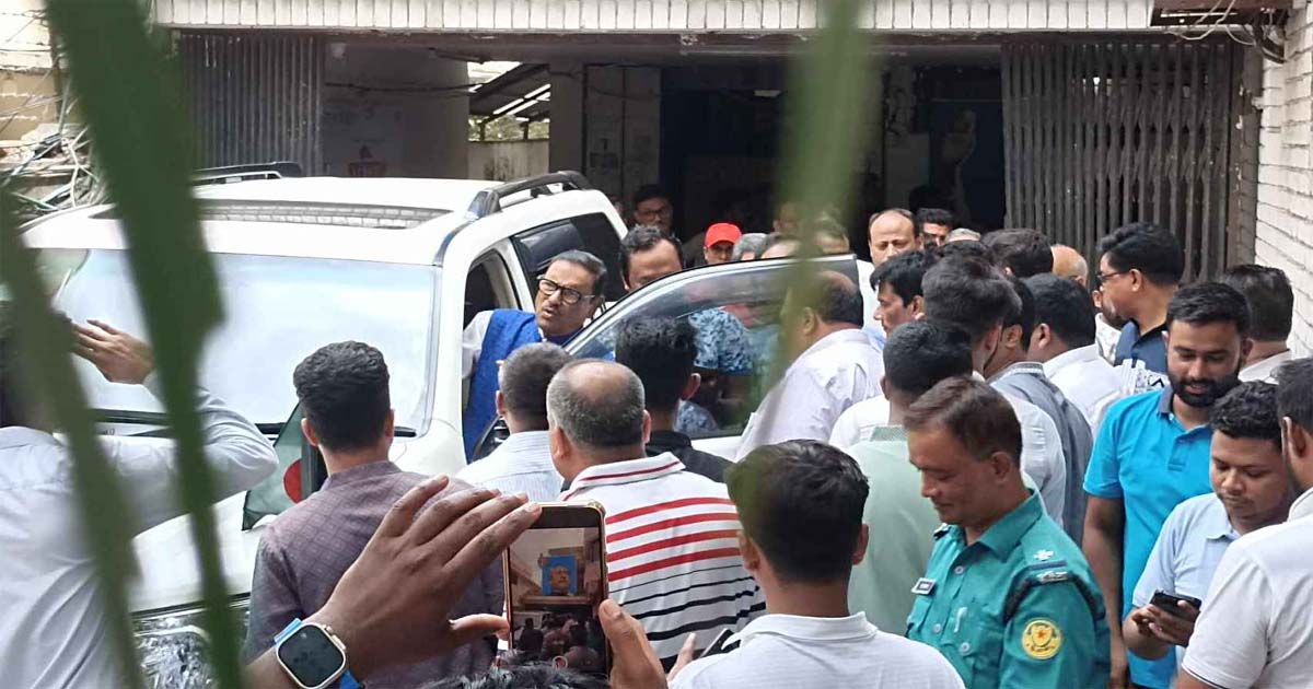 হঠাৎ মন্ত্রী-প্রতিমন্ত্রীদের সঙ্গে ‘রুদ্ধদ্বার বৈঠকে’ কাদের