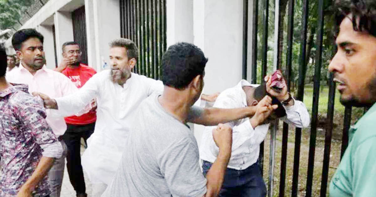 প্রেসক্লাবের সামনে মানববন্ধনে আওয়ামী লীগ সমর্থকদের মারধর