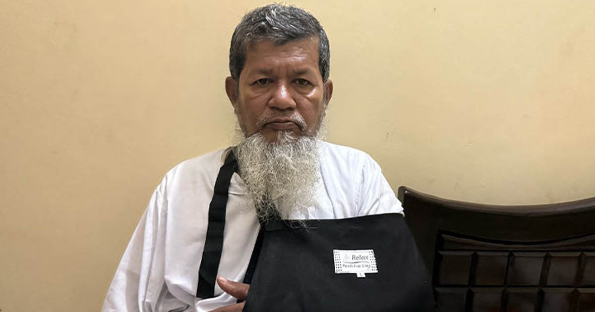 তথ্য উপদেষ্টা মাহফুজ আলমের বাবার ওপর হামলা
