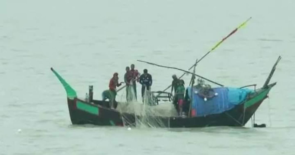 নিষেধাজ্ঞা অমান্য করে ইলিশ ধরায় ১২ জেলে আটক