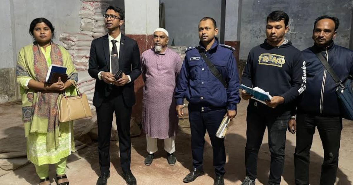 অবৈধভাবে সার মজুদে অভয়নগরে ব্যবসায়ীকে জরিমানা