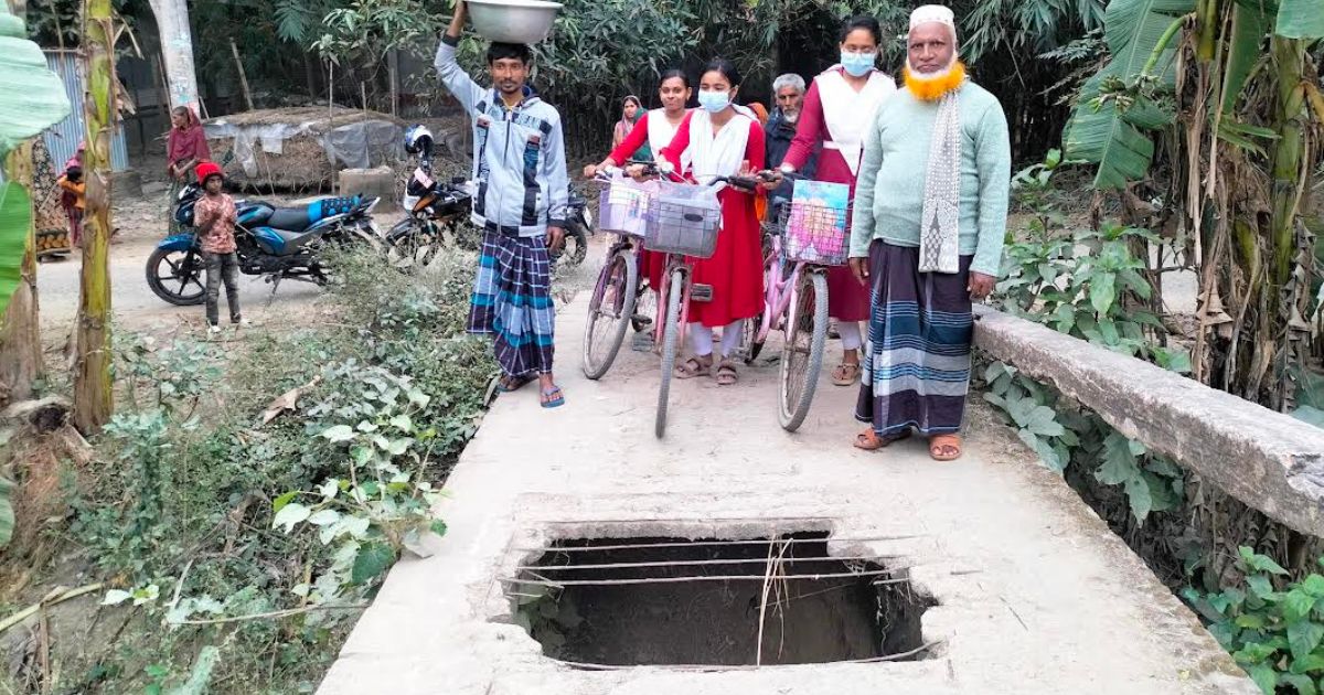 কালুখালীতে ঝুঁকি নিয়ে ভাঙ্গা ব্রিজ পারাপার