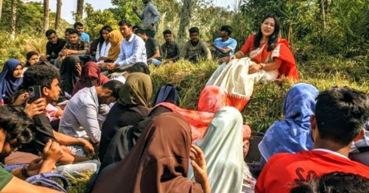 বরিশাল বিশ্ববিদ্যালয়ে শ্রেণিকক্ষ সংকটে তালতলায় ক্লাস