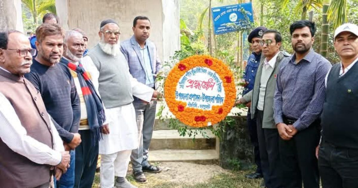 বুদ্ধিজীবীর কবর জিয়ারত করেন পাঁচবিবি’র ইউএনও