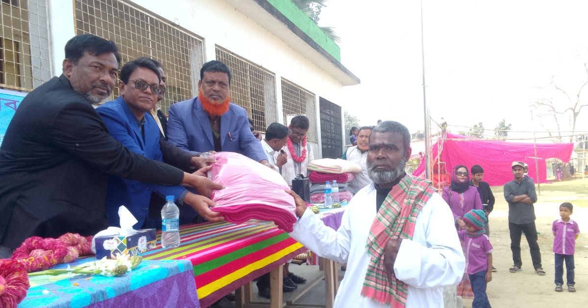 ভাঙ্গুড়া প্রেসক্লাবের উদ্যোগে শীতার্তদের মাঝে কম্বল বিতরণ