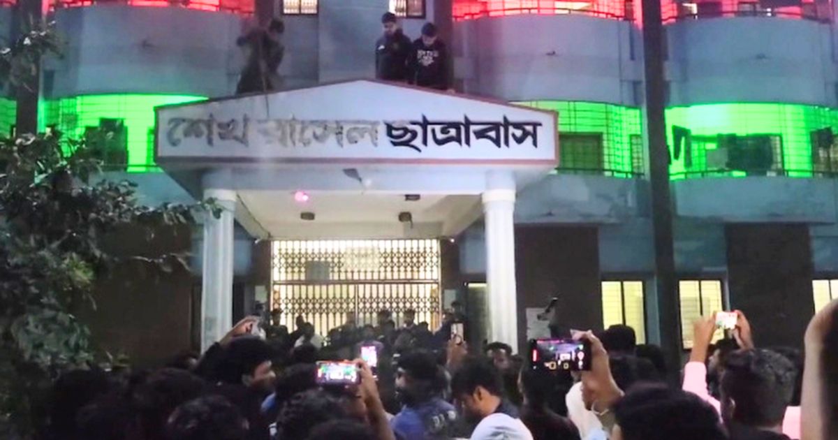 পাবনাতেও ভেঙে দেয়া হলো মুজিব-হাসিনার নামফলক