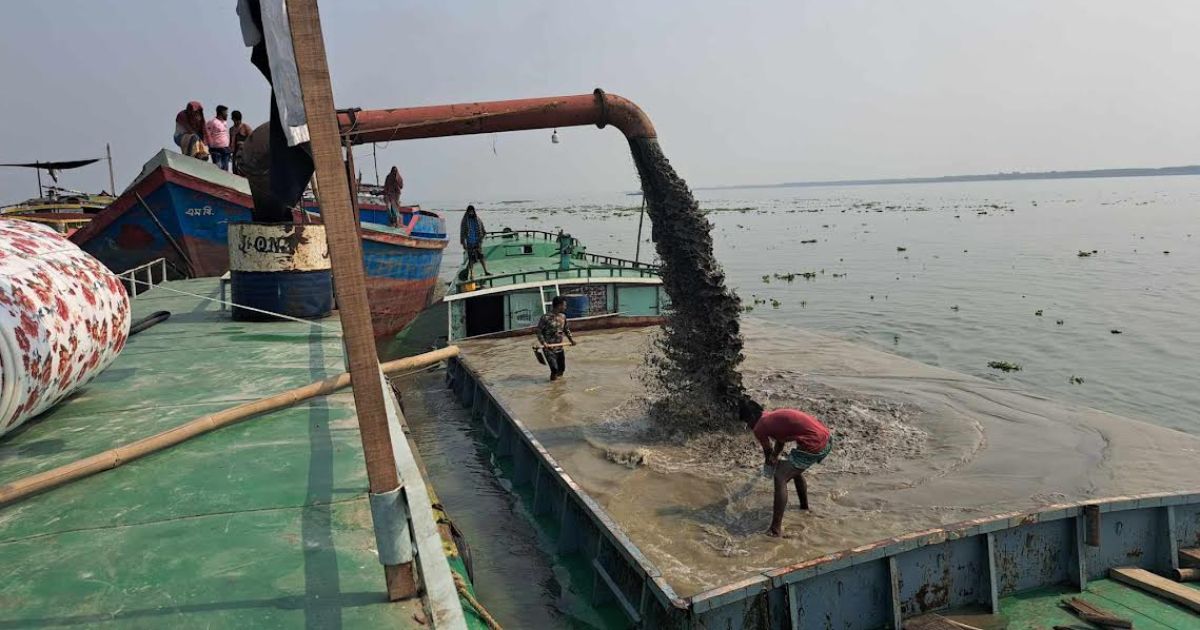 পদ্মায় প্রতিদিন ৩ কোটি টাকার বালু ‘লুট’, প্রশাসন নীরব