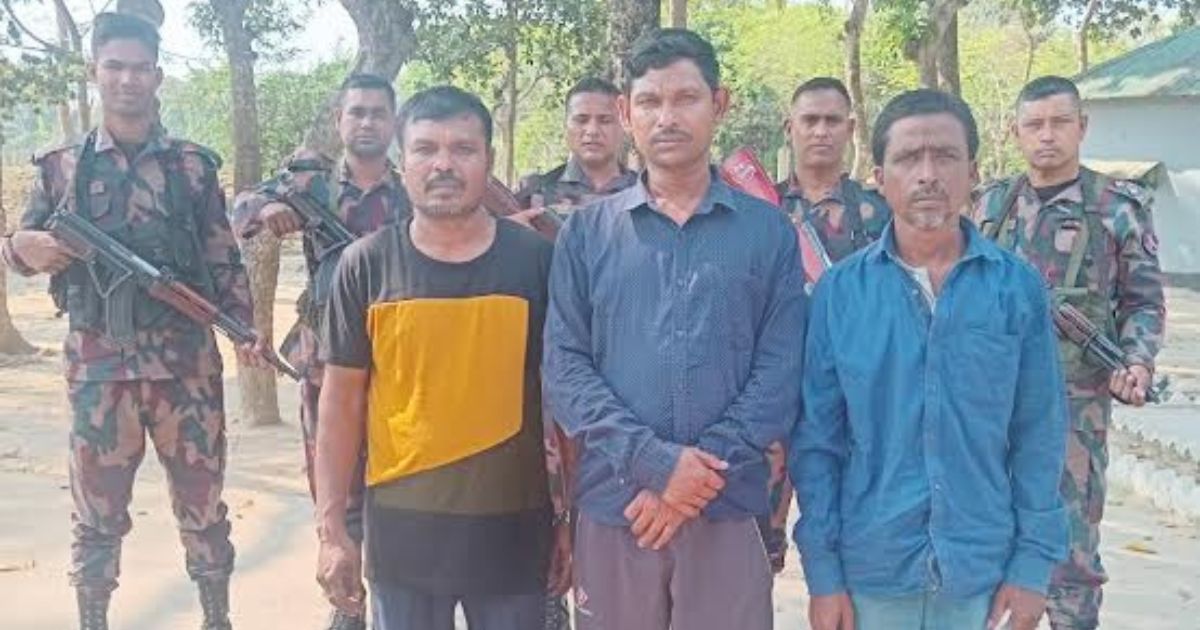 মহেশপুর সীমান্তে পাচারচক্রের সদস্যসহ আটক ১৭