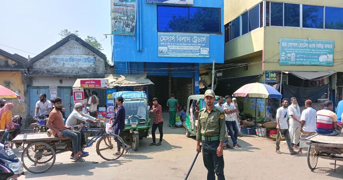 চাঁচকৈড়ে ঈদ বাজারে যানজট নিরসনে প্রশাসনের বিশেষ উদ্যোগ