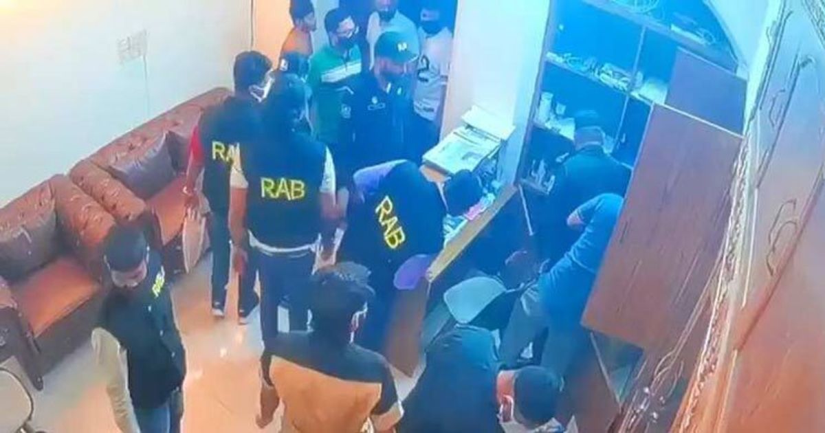 ধানমন্ডিতে র‍্যাব-ম্যাজিস্ট্রেট-ছাত্র পরিচয়ে ডাকাতি, গ্রেপ্তার ৪