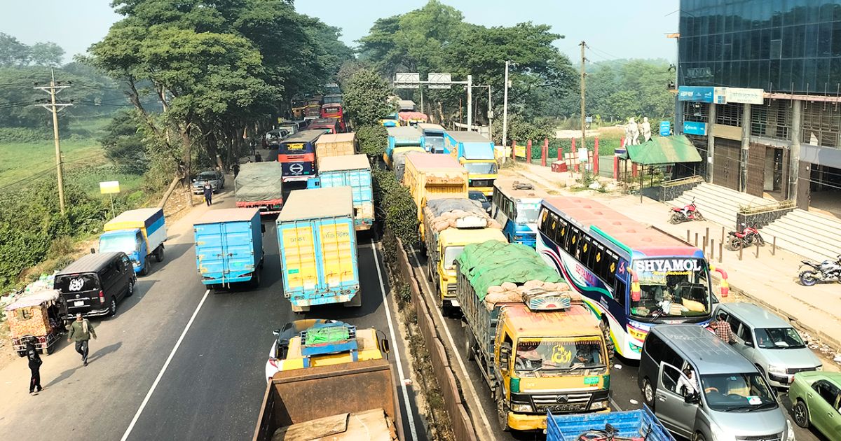 ঢাকা-চট্টগ্রাম মহাসড়কে ১৩ কিলোমিটার যানজট, ভোগান্তিতে যাত্রীরা