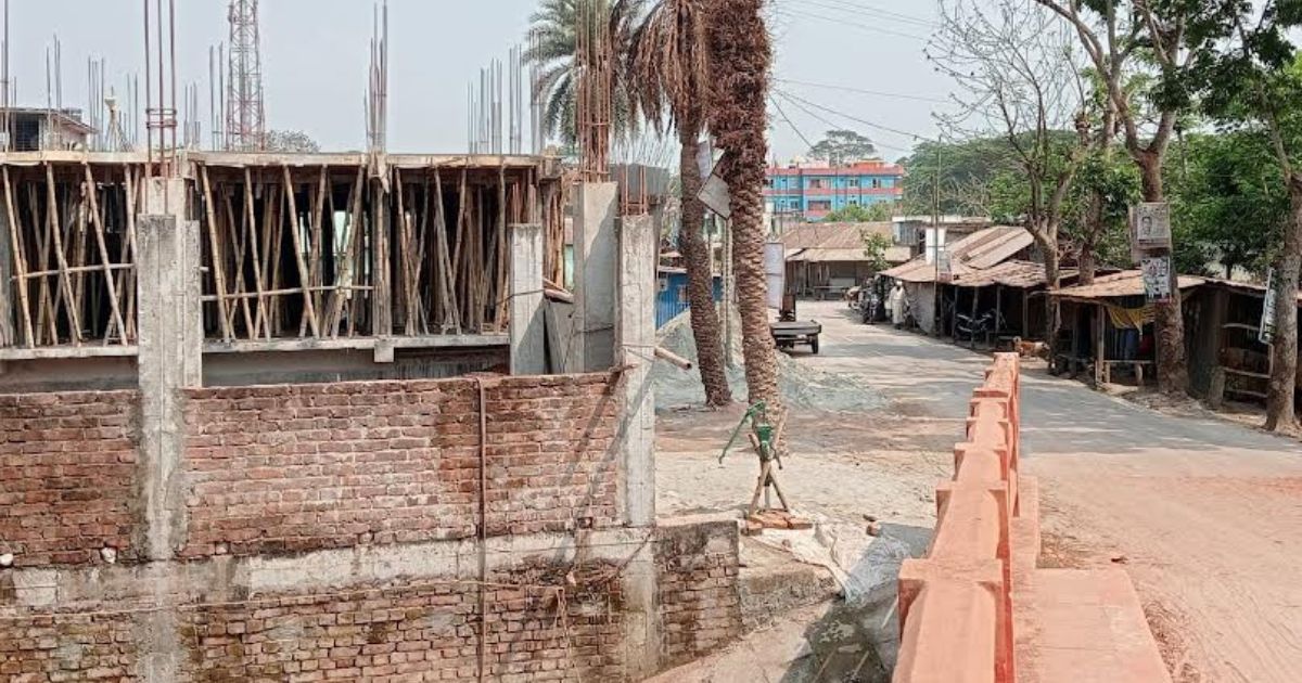 ডাসারে সরকারি খাল ভরাট করে ভবন নির্মাণের হিড়িক