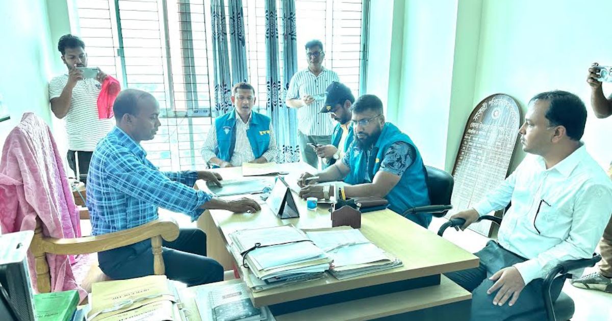 মাদারীপুরে জেলা প্রাথমিক শিক্ষা অফিসে দুদকের অভিযান