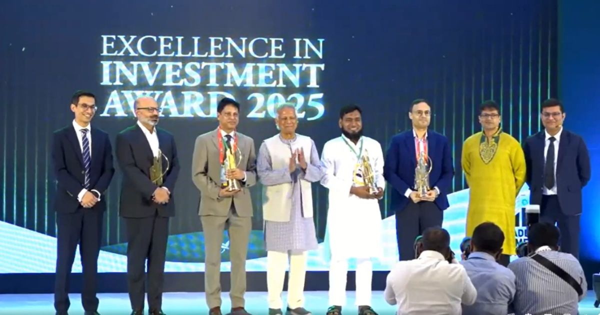 বিভিন্ন প্রতিষ্ঠানকে পুরস্কার দিলেন প্রধান উপদেষ্টা
