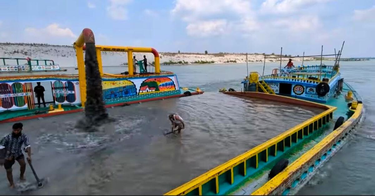পদ্মা থেকে অবৈধভাবে বালু উত্তোলন, ১৫০০ কোটি টাকার বাঁধ হুমকিতে