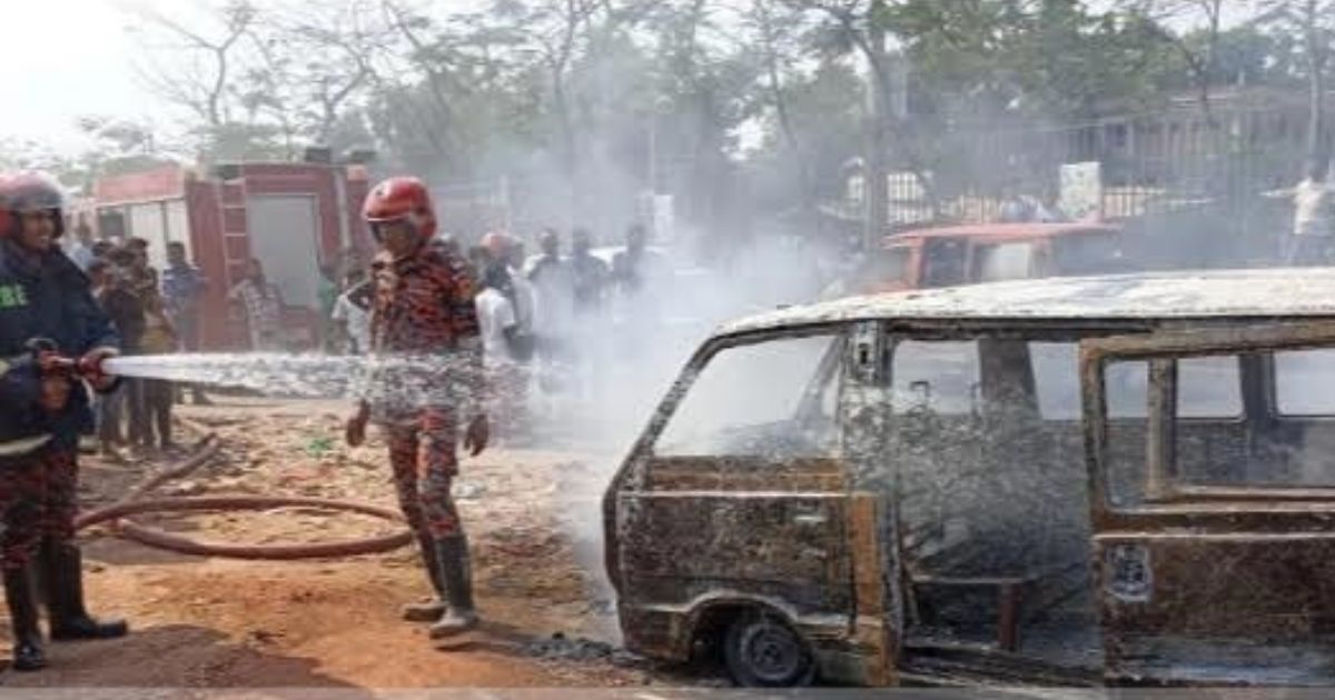 বুড়িচংয়ে চলন্ত মাইক্রোবাসে আগুন, চালকের বুদ্ধিমত্তায় প্রাণে বাঁচল ৫ যাত্রী