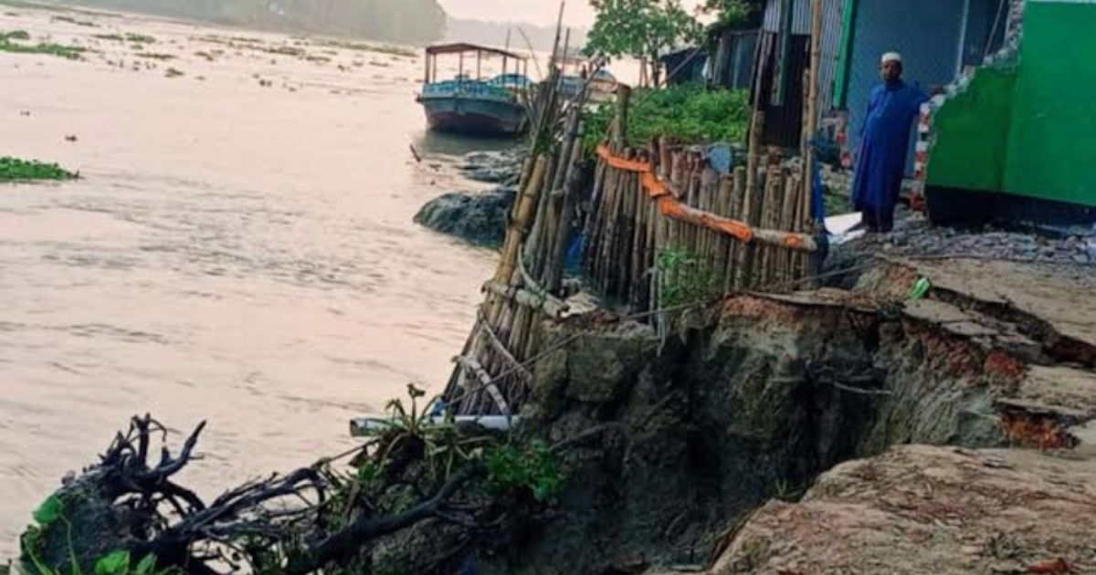 সন্ধ্যা নদীর ভাঙনে বিলীন হওয়ার পথে আমরাজুড়ী ফেরিঘাট বাজার