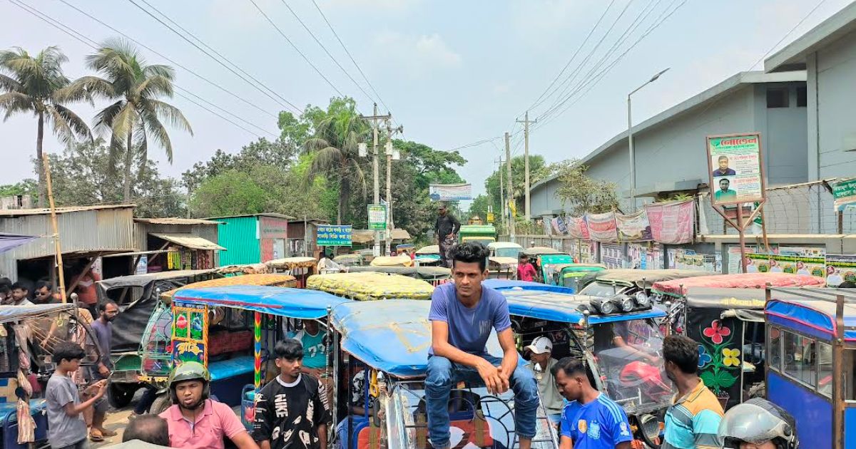 টোল আদায়ের নামে ‘চাঁদাবাজির’ অভিযোগ, আখাউড়ায় ৩ ঘণ্টা যান চলাচল বন্ধ