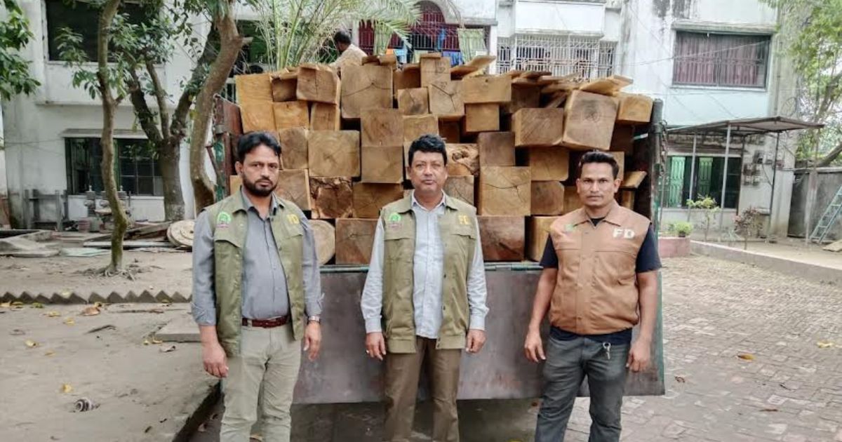 সোনারগাঁওয়ে ৫ লাখ টাকার অবৈধ কাঠসহ ট্রাক আটক