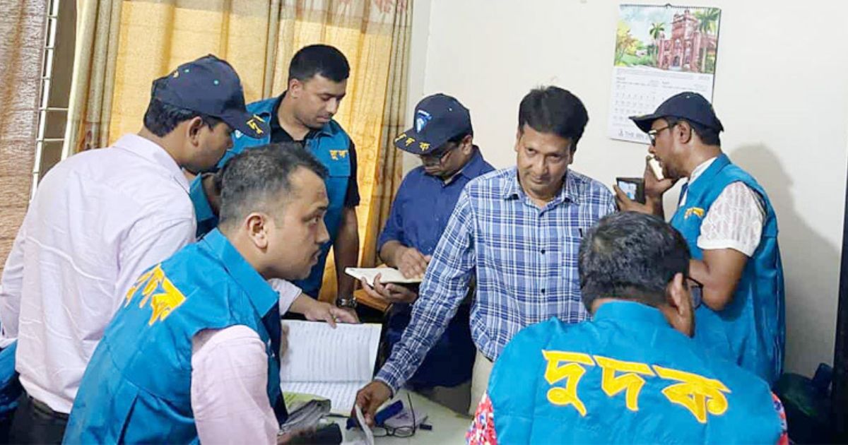 ঘুস গ্রহণকালে হাতেনাতে গ্রেফতার ডিএসসিসির ওয়ার্ড সচিব