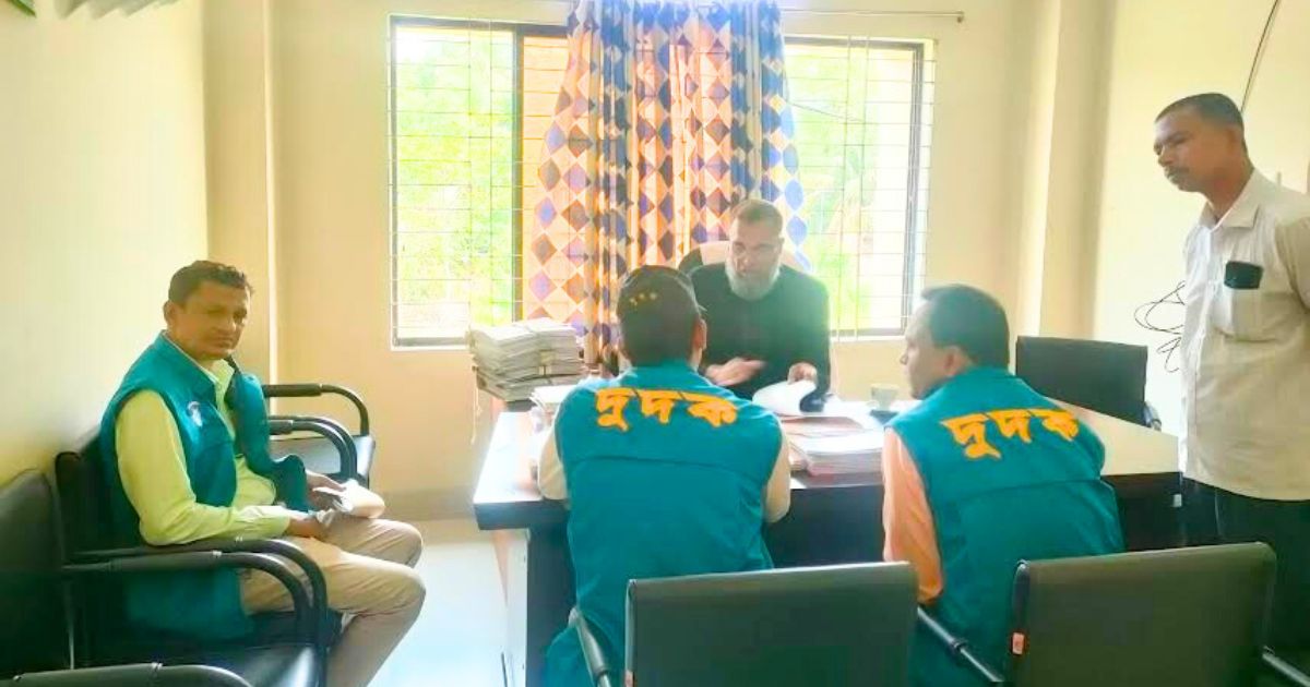 ভেদরগঞ্জ পৌরসভায় দুদকের অভিযান, নথিপত্র জব্দ