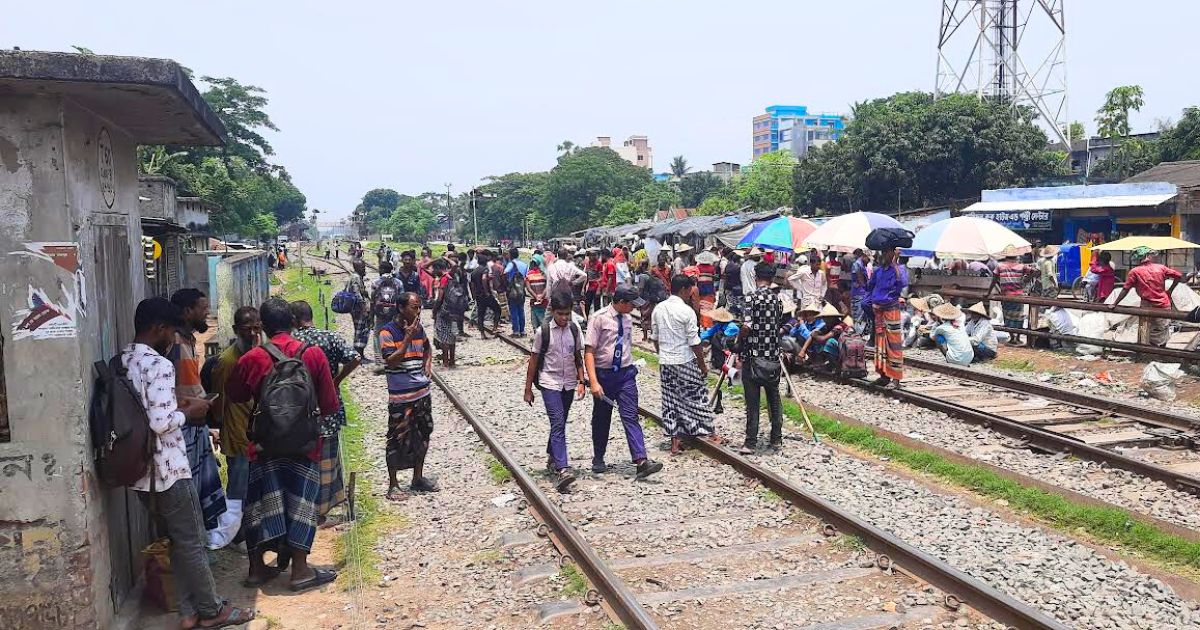 কাঁধে গামছা, হাতে কাস্তে—নূরবাগে জীবিকার যুদ্ধ