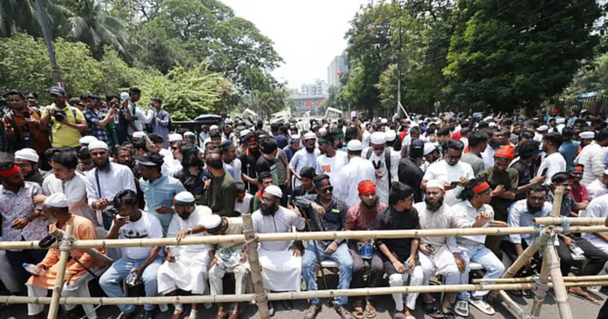 আওয়ামী লীগ নিষিদ্ধের দাবিতে মঞ্চের সামনে আন্দোলনকারীদের অবস্থান