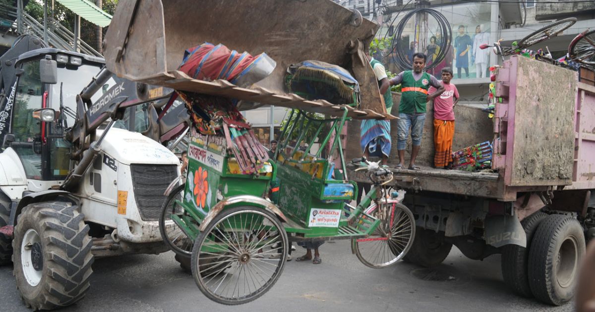 অভিযানে ভাঙা রিকশার ক্ষতিপূরণ দেওয়া হচ্ছে
