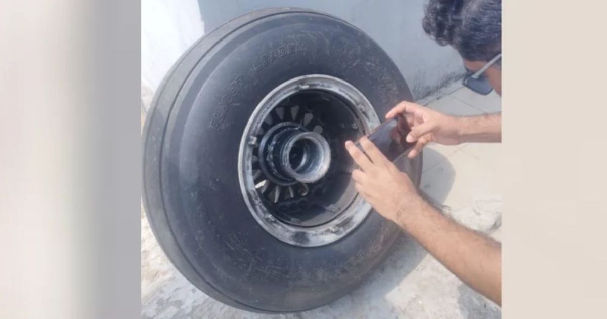 ৭১ যাত্রী নিয়ে ঢাকার পথে বিমান, খুলে পড়ে গেছে চাকা