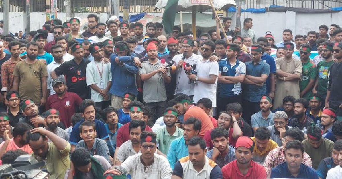 বোতল কাণ্ডে আটক জবি শিক্ষার্থী, ডিবি অফিস ঘেরাওয়ের হুঁশিয়ারি