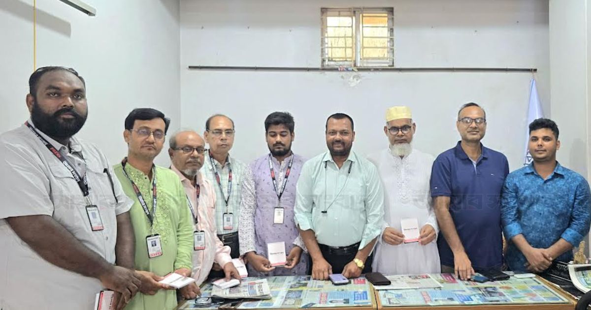 পাবনায় ‘আমার সংবাদ’ প্রতিনিধিদের পরিচয়পত্র বিতরণ