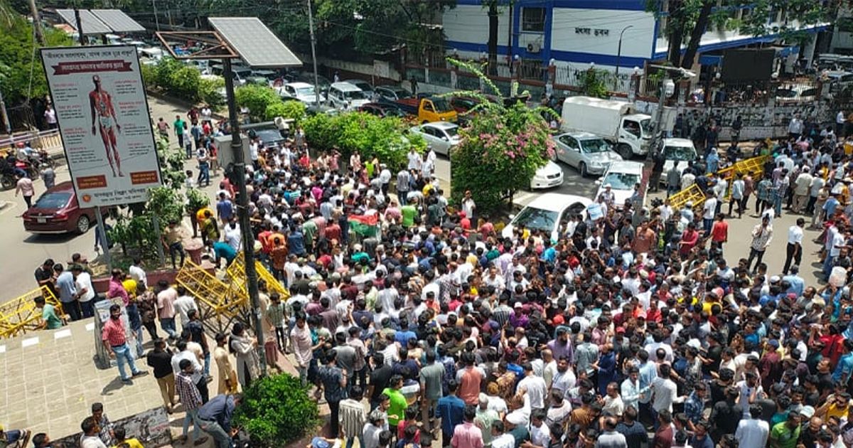 মৎস্য ভবন মোড়ে ইশরাক সমর্থদের অবস্থান, যান চলাচল বন্ধ