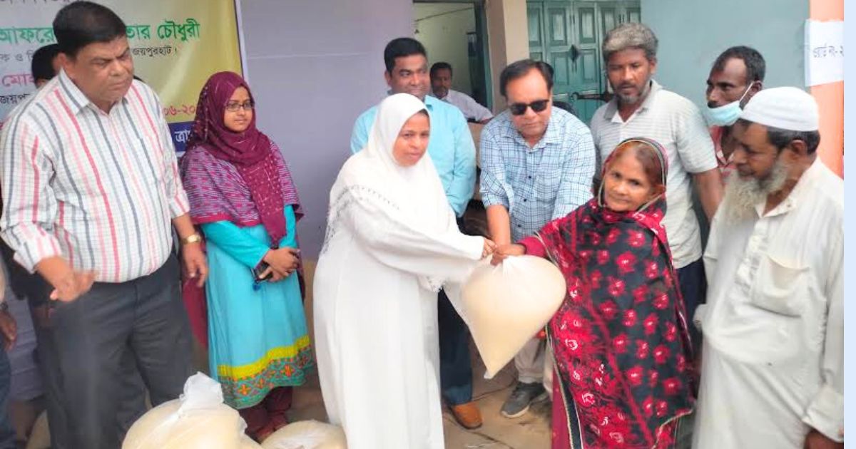 জয়পুরহাটে সাড়ে ৪ হাজার পরিবার পেল  ভিজিএফ’র চাল