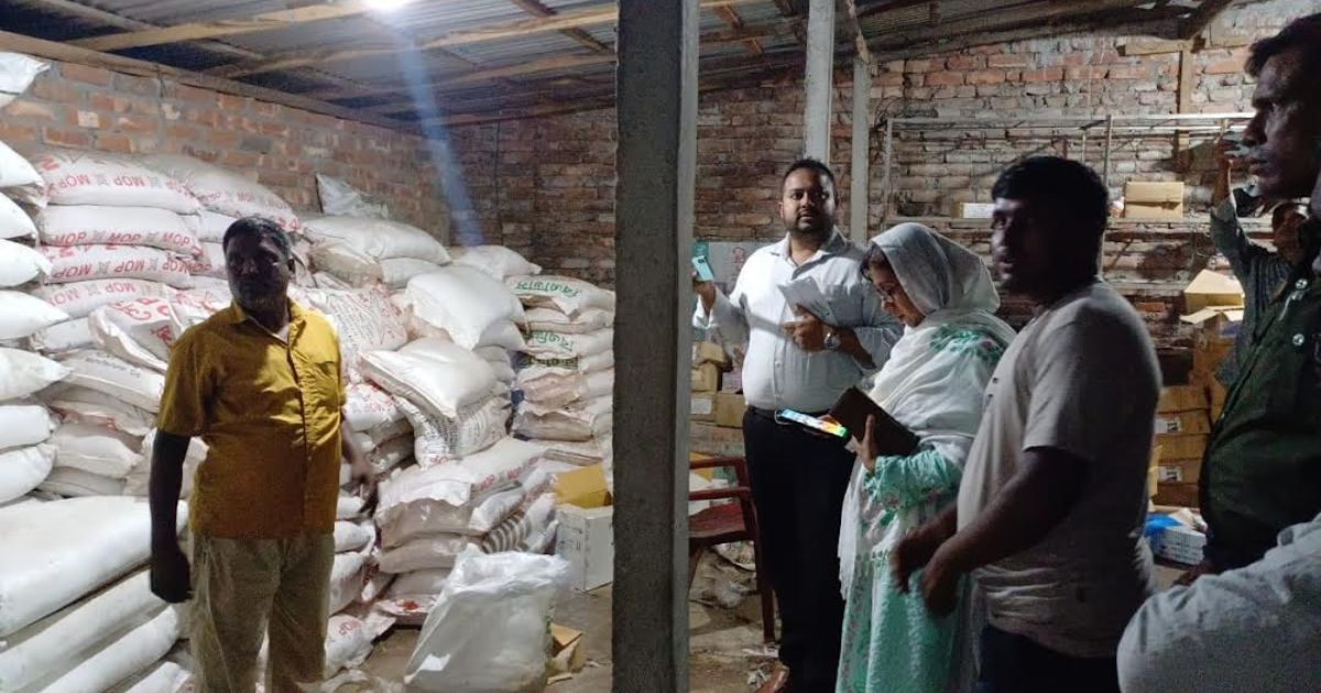 তেঁতুলিয়ায় ৯৬০ বস্তা অবৈধ সার জব্দ, চার ব্যবসায়ীকে জরিমানা