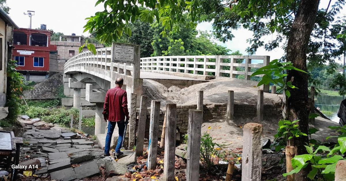 মাগুরায় নবগঙ্গা নদীর ‘ব্রিজ আছে, রাস্তা নেই’— ভোগান্তিতে এলাকাবাসী