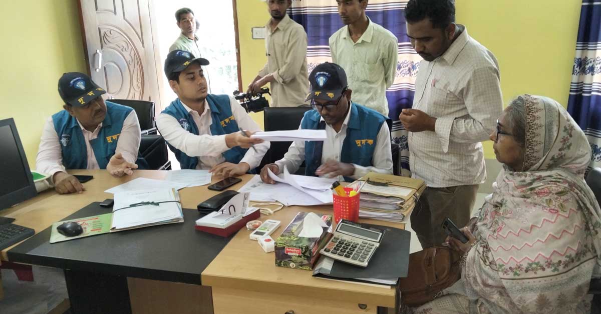 ফুলছড়িতে এলজিইডি অধিদপ্তরে দুদকের অভিযান