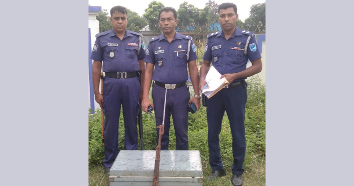 আড়াইহাজারে আগ্নেয়াস্ত্র ও ট্রাংক উদ্ধার