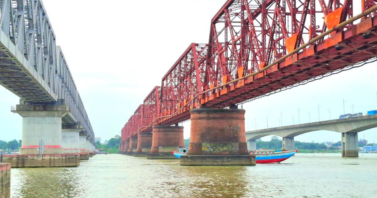 আশুগঞ্জে রেলসেতুর পিলারে ধাক্কা, মেঘনায় ডুবে গেল পাথরবোঝাই বাল্কহেড