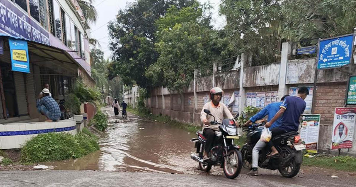 বৃষ্টি হলেই জলাবদ্ধতা, দুর্ভোগে অভয়নগরের হাজারো মানুষ