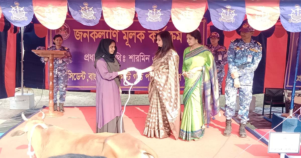 মোংলায় দরিদ্র পরিবারের মাঝে সেলাই মেশিন ও গরু বিতরণ