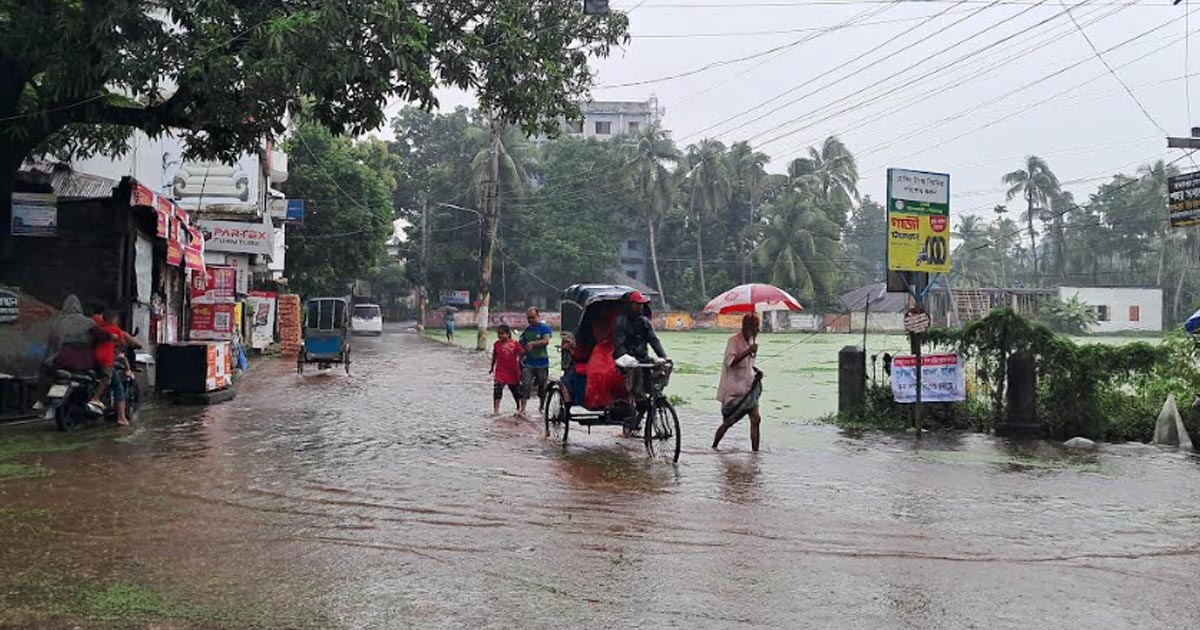 টানা বৃষ্টিতে বাগেরহাট শহরের অলিগলিতে হাঁটুপানি