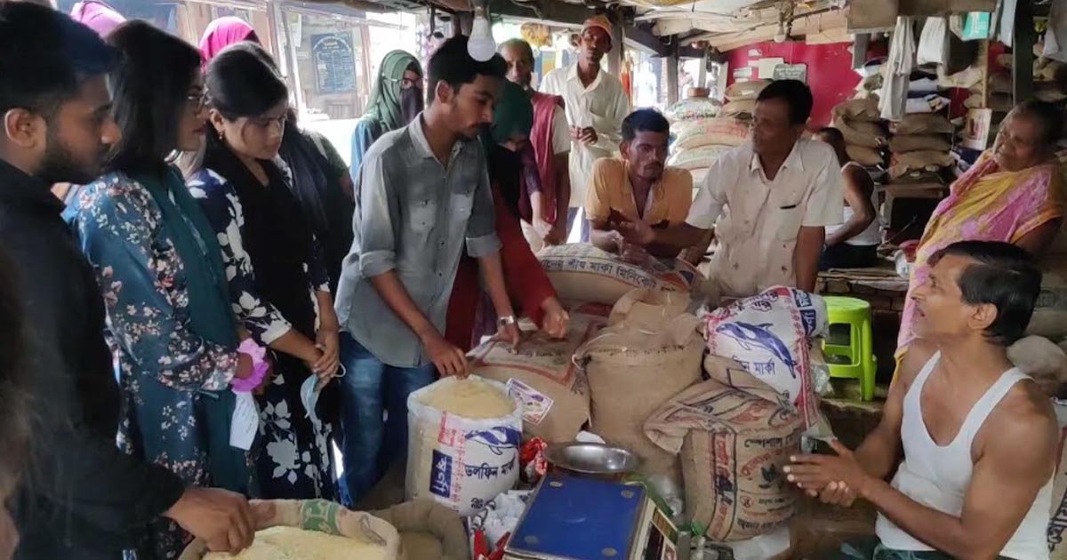 বাগেরহাটে বাজার মনিটরিংয়ের কাজ করছেন শিক্ষার্থীরা