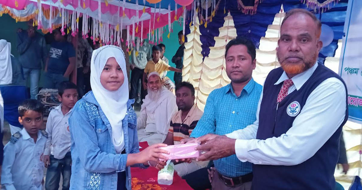 বগুড়ায় সাতপাড়া আদর্শ শিক্ষা নিকেতনে বিদায়ী শিক্ষার্থীদের দোয়া মাহফিল