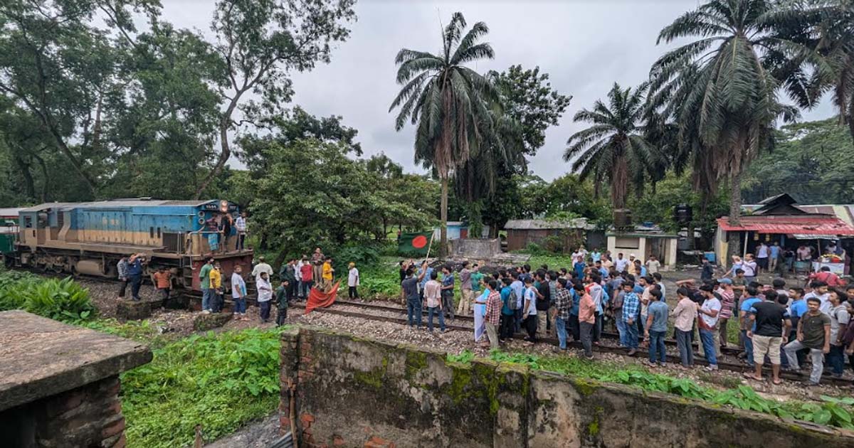 বাকৃবিতে ২য় দিনেও ট্রেন থামিয়ে কোটা বাতিলের দাবিতে আন্দোলন