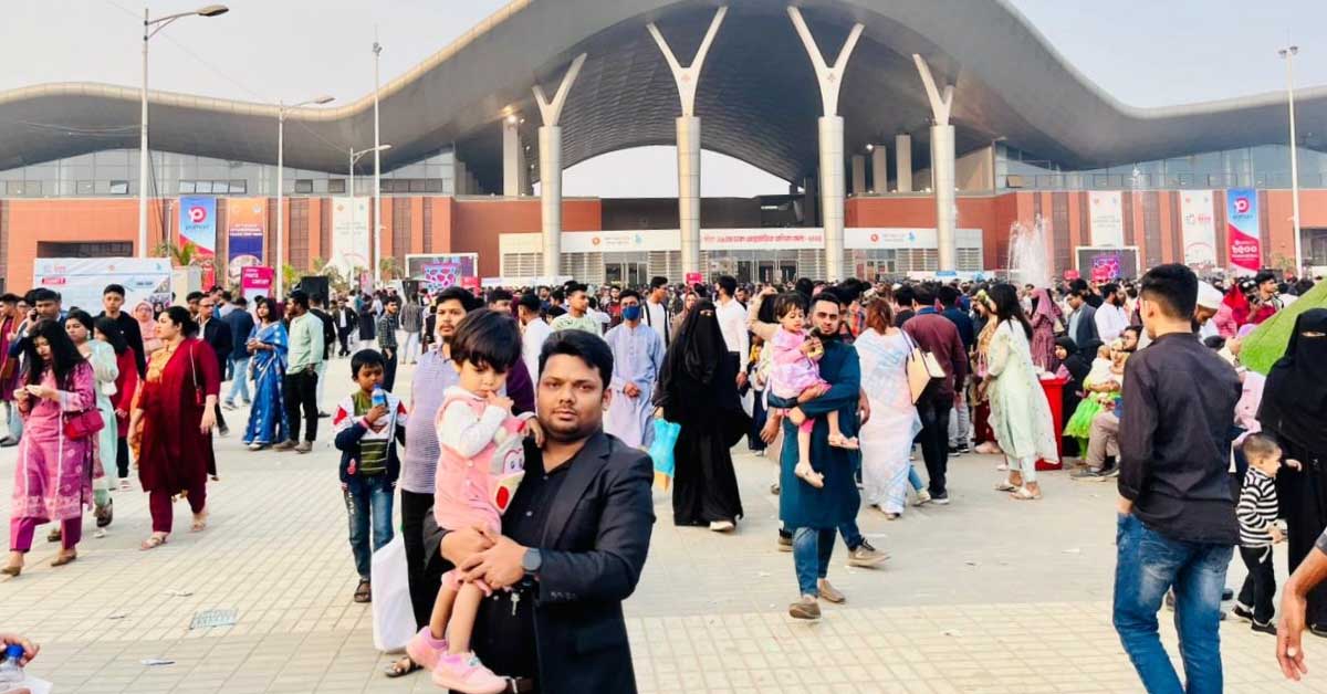 ছুটির দিনে লোকে লোকারণ্য ঢাকা বাণিজ্য মেলা